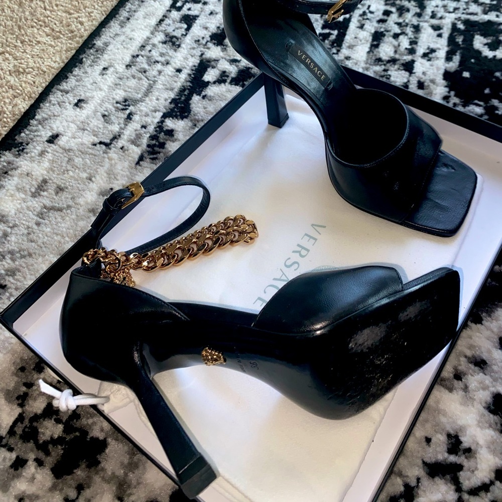 Versace Nero-oro heels